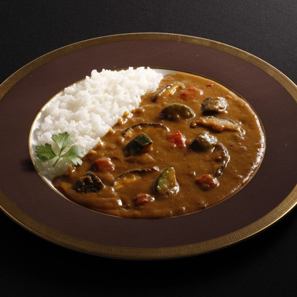 巨匠・名店シェフのカレーセット（フレンチシェフの深みビーフカレー、イタリアンベジタブルカレー）